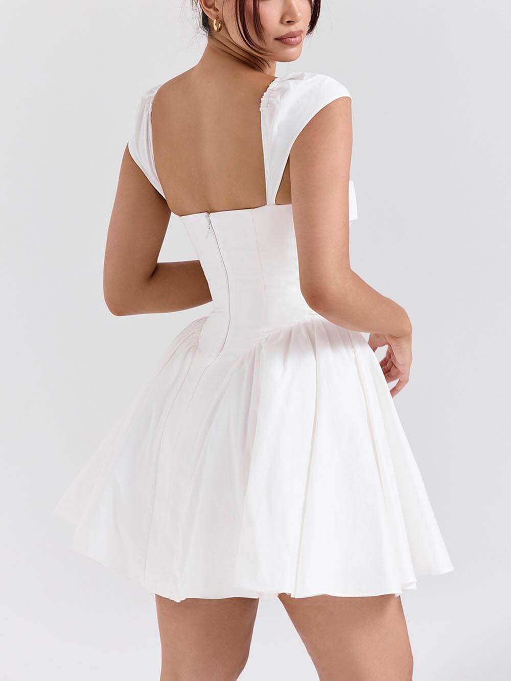 Exquisito minivestido con cintura plisada y cuello en V